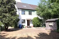 Hinterer Garten im Osten mit Hauseingang