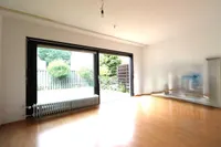 Wohnzimmer mit großen Fenstern