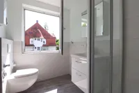 Blick in das Dusch/WC mit offenem Fenster