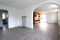 Essplatz mit Blick in das Wohnzimmer
