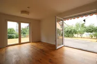 Blick in Garten und Terrasse