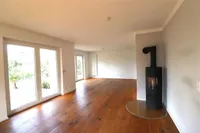 mit bodentiefen Fenstern