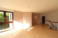 Wohnzimmer mit Treppe ins Souterrain