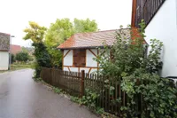 Garage neben Scheune