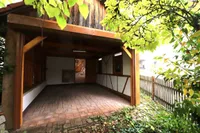 Blick in Garage mit Rolltor