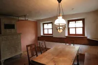 Blick in Wohnstube mit Kachelofen