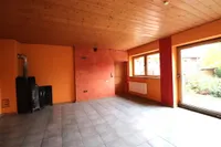 Wohnzimmer mit Schwedenofen im Anbau