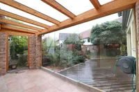 Blick in den Garten mit Teich