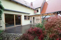 Im Bild links Anbau, ganz rechts Scheune