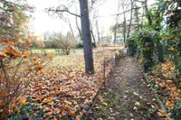 Parkähnliche Grünanlagen auf dem Grundstück