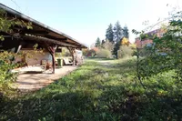 Großer Holzunterstand