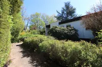 Fußweg zum Wohnhaus mit viel Grün