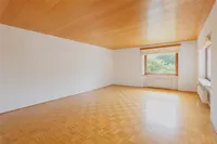 Wohnzimmer mit Essplatz (Möbel mit KI entfernt)
