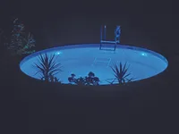 pool bei nacht