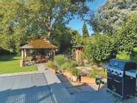 geschklossener pool im sommer