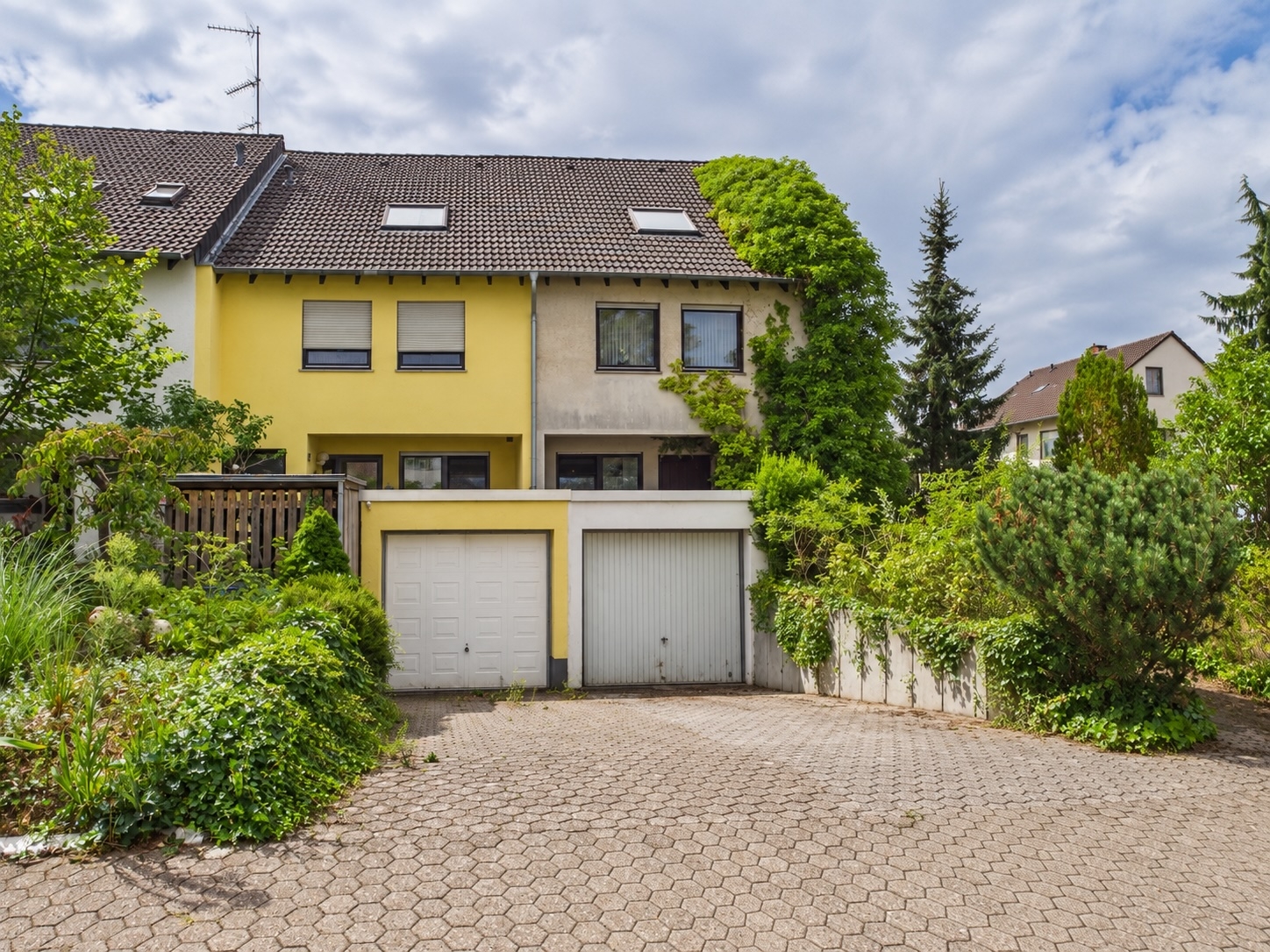 Außenansicht mit Garage