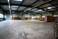 Gewerbehalle m. Rampe, Lastenaufzug u. Büro, ca. 1.185 m², in 58256 Ennepetal zu verm.