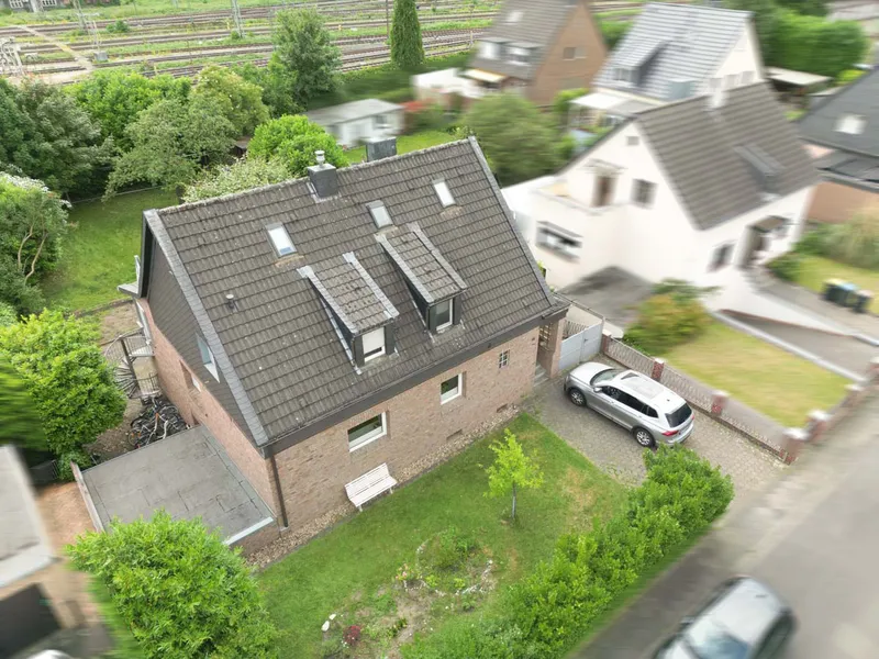 Mehrgenerationenhaus: Platz zum Wachsen – Ihr Familiennest mit Garten in Düsseldorf Eller