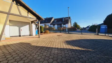Vorplatz mit Garage
