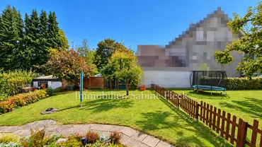 08 - Garten mit Rasen und Holzzaun