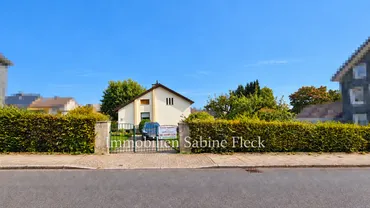 12 - Haus mit Gartentor