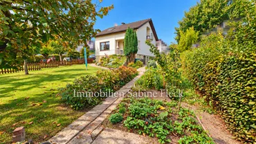14 - Gartenweg zum Haus 01