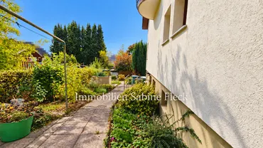 26 - Weg entlang der Hauswand 02