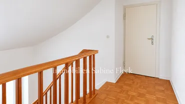 16 - Treppe und Flur oben - Ansicht 1