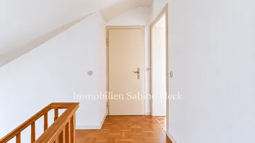 17 - Treppe und Flur oben - Ansicht 2