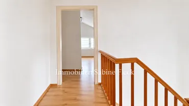 18 - Treppe und Flur oben - Ansicht 3