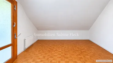 19 - Zimmer oben 1 - mit Balkontür - Ansicht 1