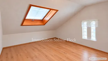21 - Zimmer oben 2 - mit Dachfenster - Ansicht 1