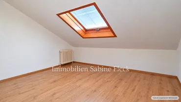 23 - Zimmer oben 2 - mit Dachfenster - Ansicht 3
