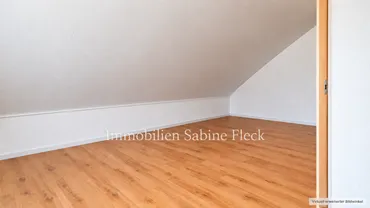 27 - Zimmer oben 3 - mit Doppelfenster - Ansicht 2