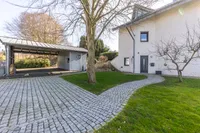 Carport und Eingang zum Souterrain