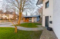 Carport und Eingang zum Souterrain