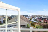 Balkon mit Blick über Stadt u. Meer