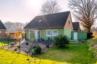 Hausansicht und Garten