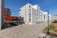 Vor dem Haus!