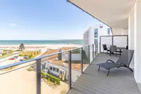 Großer Balkon mit Wasserblick