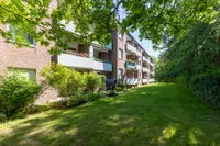 Grünstreifen hinter dem Haus