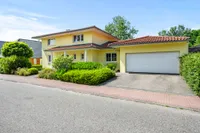 Vor dem Haus!