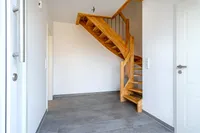 Flur und Treppe ins DG