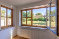 Mit einem tollen Ausblick in den Garten 