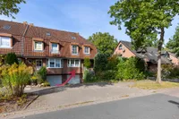 Einfahrt mit Garage