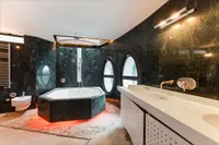 Badezimmer mit freistehender Wanne