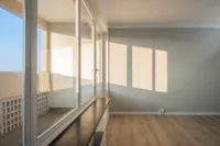 Wohnzimmer und Balkon