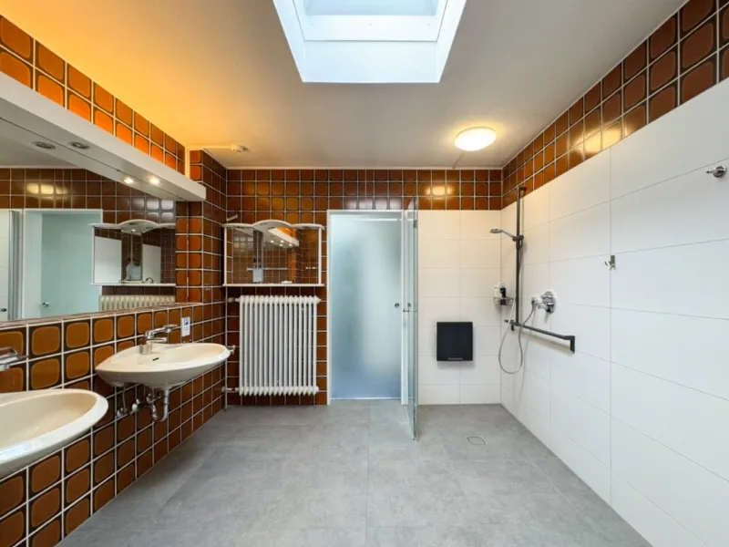 Blick auf die bodentiefe Dusche