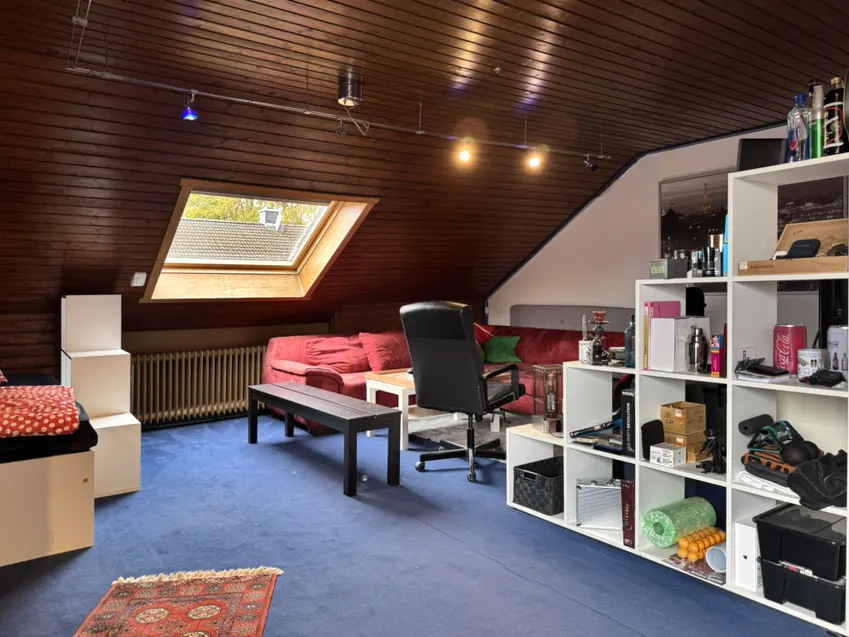 großes Zimmer im Dachgeschoss