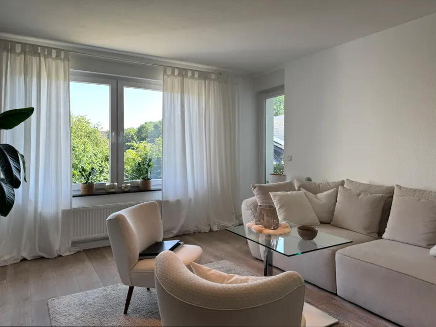 Wohnzimmer mit Balkon, Hs 2, 2 OG links